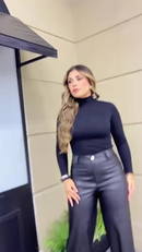 Calça Couro Fake Wide Leg Pantalona Feminina PU Sintético Zíper Botão Bolso