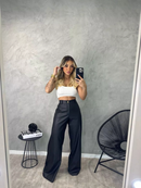 Calça Couro Fake Wide Leg Pantalona Feminina PU Sintético Zíper Botão Bolso